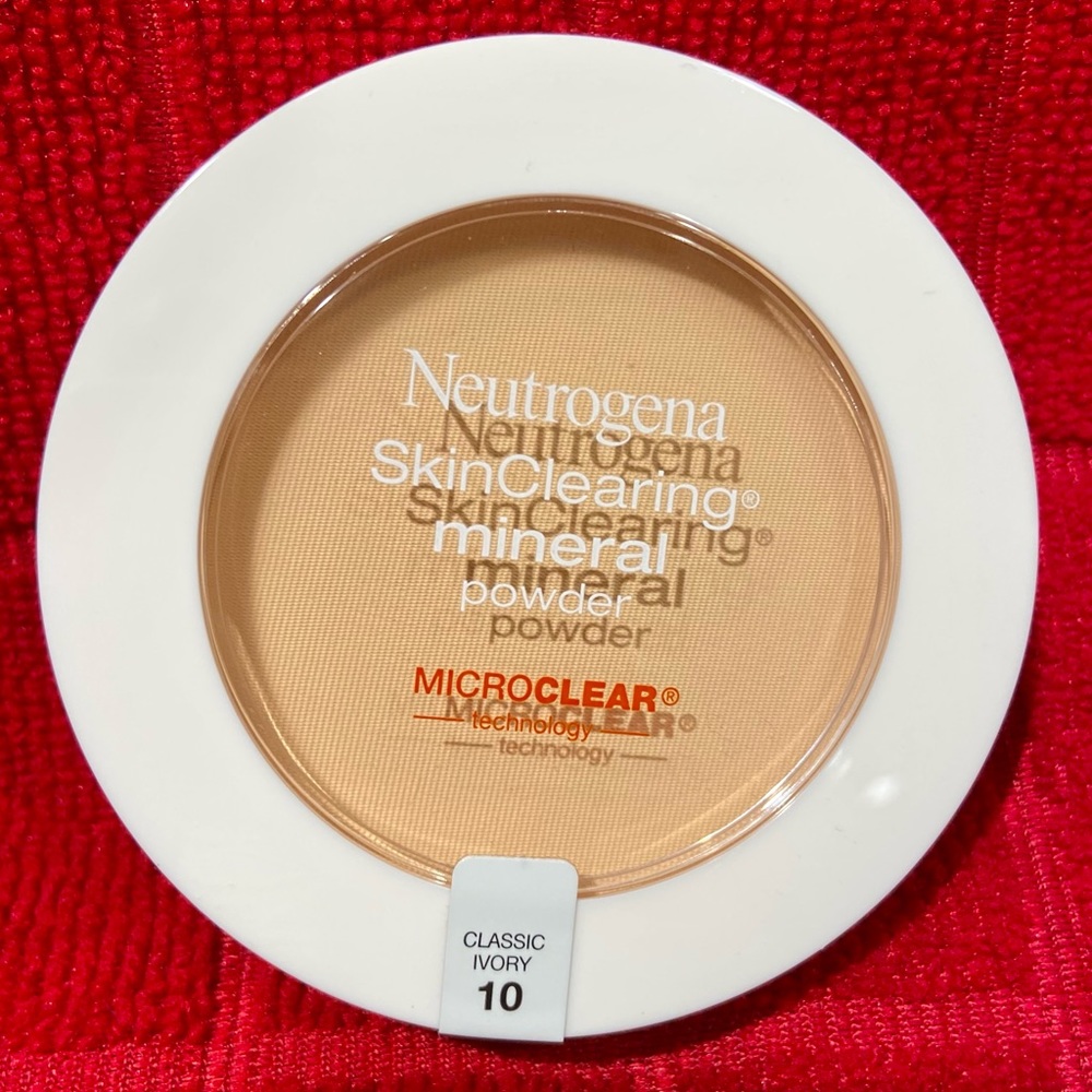 Neutrogena- Sealed- skin clearing mineral powder. - Picture 2 of 7